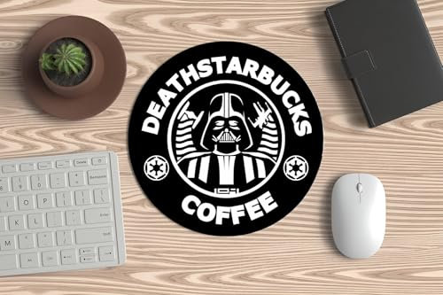 Tapis de souris, souris PC ou ordinateur portable – Death Starsbucks. Pour travailler tout en buvant des cafés plus noirs que le casque de Dark Vador avec une touche très cool et geek.