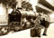 XXL Poster 100 x 70cm (SF205) Warten auf dem Bahnhof, Zug, Lok, Dampflok, Lokomotive, schwarz weiss (Lieferung gerollt!)