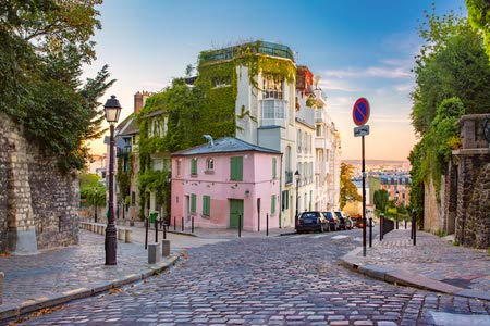 adrium Acryl-Bild 50 x 30 cm: Gemütliche alte Straße mit pinkem Haus am sonnigen Sonnenaufgang, Viertel Montmartre in Paris, Frankreich(113308390)