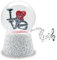 Schneekugel Liebe mit Herz | Schriftzug Love auf Sockel weiß Ornamente | Mit Spieluhr | Glas Schüttelkugel | Höhe 14 cm, Breite 10 cm | Geschenk Valentinstag Partnertag | 10012