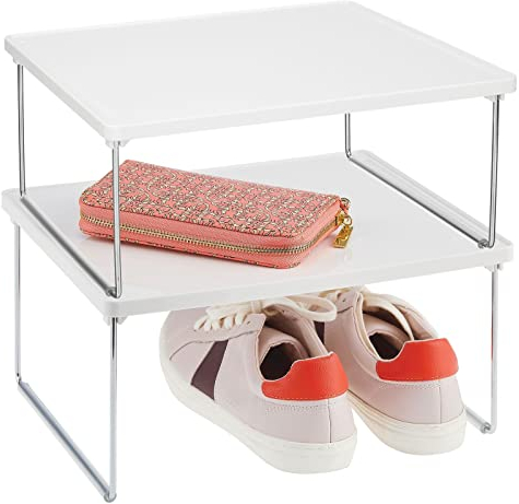 mDesign 2er-Set Regaleinsatz für Kleidung – Ablage aus Metall und Kunststoff für mehr Stauraum im Kleiderschrank – auch als Ordnungshelfer im Küchenschrank geeignet – weiß