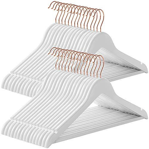 SONGMICS Kleiderbügel Holz, 40er Set, Bügel aus Massivholz, Einkerbungen im Schulterbereich, Rutschfester Hosensteg, um 360° drehbarer Haken, für Anzüge, Hemden, weiß-roségoldfarben CRW001W40