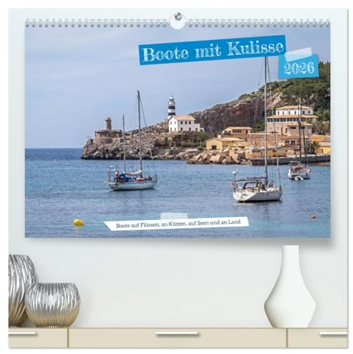 Boote mit Kulisse (hochwertiger Premium Wandkalender 2026 DIN A2 quer), Kunstdruck in Hochglanz: Boote sind am Wasser allgegenwärtig - hier sind die ... Hintergrund in Szene gesetzt. (CALVENDO Orte)