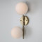 Alpinaluz Applique murale dorée avec 2 boules en verre opaque blanc, douille E27 pour ampoules G45, éclairage décoratif pour chambre, salon et couloir