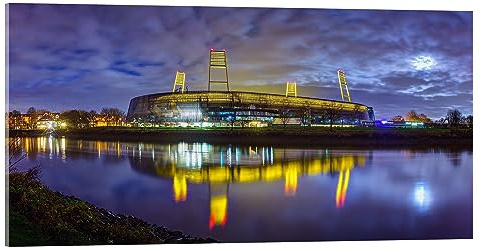Posterlounge Tanja Arnold Bremer Stadion Fußball Acrylglasbild 80 x 40 cm | Fußballgeschenk Mondschein Panoramafotografie Fotografie Kunst Moderne Panorama Himmel Mond Nacht