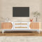 TV Schrank Natürlicher Holz Blend TV lowboard mit Türen und Schubladen TV Ständer mit Rattanseiten aufbewahrungslösung, Natürlicher Landhausstil (170 x 39,5 x 46 cm, Weiß und Holzfarbe)