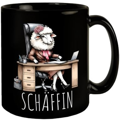 Schaf Chefin im Chefsessel Tasse in Schwarz mit Spruch Schäffin lustig und amüsant weiblich schick perfekte Kleidung sitzt stilvoll am Bürotisch