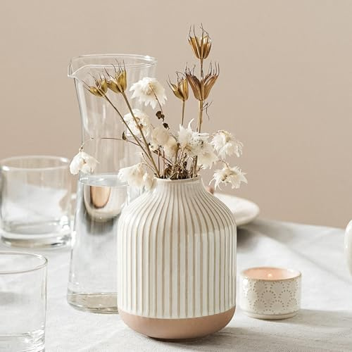 Boho Farmhouse Petit vase en céramique pour herbe de la pampa et fleurs – Vase blanc rustique de 13 cm, centre de table pour eucalyptus, petites tiges et bouquets avec lignes en relief
