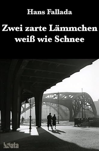Zwei zarte Lämmchen weiß wie Schnee