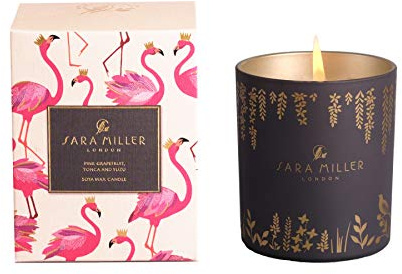 Sara Miller London Candle, Pink Grapefruit, Tonca und Yuzu Sojawachskerze im Glas, 240 g, in einer dekorativen Box wie abgebildet.