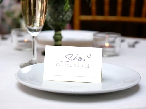 50 Tischkarten Hochzeit 85x55mm - Platzkarten Hochzeit - Tischkarten Geburtstag - Schön, DASS du da bist Namenskarten zum selber Beschriften mit Herz, Elegante Hochzeitsdeko Tischdeko Lila