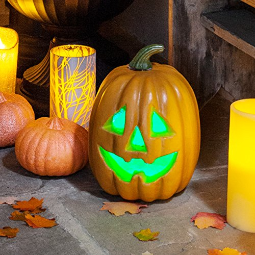 Lights4fun Halloween Deko LED Kürbis – mit blinkendem Licht & wechselnden Farben – für Innen Eingangsbereiche Tischdekorationen Wohn- und Esszimmer – 27cm