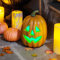 Lights4fun Halloween Deko LED Kürbis – mit blinkendem Licht & wechselnden Farben – für Innen Eingangsbereiche Tischdekorationen Wohn- und Esszimmer – 27cm