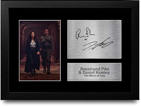 HWC Trading FR A4 Rosamund Pike & Daniel Henney The Wheel of Time Moiraine Damodred, Lan Mandragoran Geschenke Gedrucktes Signiertes Autogramm Foto für Fans von Fernsehshows - A4 Gerahmt