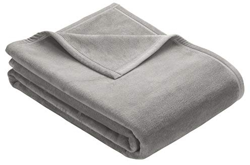 Ibena Berlin Wolldecke 150x200 cm - Premium Kuscheldecke hellgrau, hochwertige Markenqualität aus pflegeleichter Baumwollmischung mit eingenähtem Kunstlederpatch