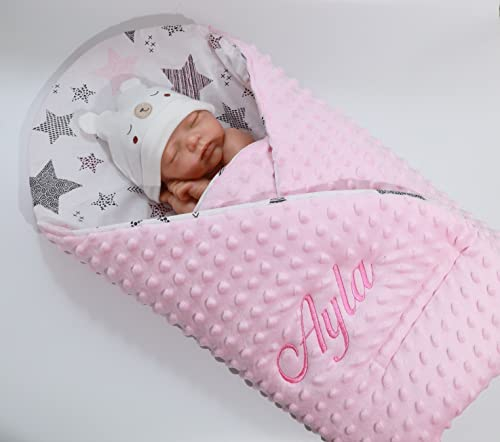 BotoBaby ★ Zweilagige Babydecke mit Namen und Datum Bestickt ★ Minky ★ Baumwolle ★ Füllung ★ (Hellrosa - Sternen 3)