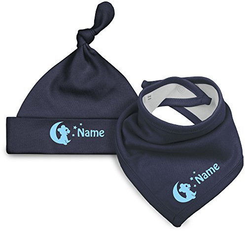 FRITZ X ANDRE Set aus Babymütze und Halstuch mit Bärchen auf Mond und Namen. Babymütze und Halstuch aus weicher Bio-Baumwolle. In fairem Handel Dunkelblau mit Schrift in Zartblau