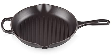 LE CREUSET Signature Enamelled Cast Iron Skillet Frying Pan with Helper Handle and Two Pouring Lips, for All Hob Types and Ovens, 26 cm, Matte Black, 20193260000422
