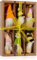 BRUBAKER 6er Set Osteranhänger Gnom aus Holz und Strick - Lustige Dekoanhänger Zwerge mit Bart - Bunte Osterhasen und Blumen Frühlingsdekoration Osterdeko - ca. 10 cm Osterschmuck in Geschenkbox