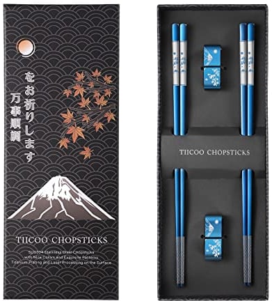 TIICOO Baguettes Réutilisables 2 Paires de Baguettes en Acier Inoxydable avec Support, Style Léger, Ensemble Cadeau de Baguettes Japonaises Lavables au Lave-Vaisselle (Bleu)