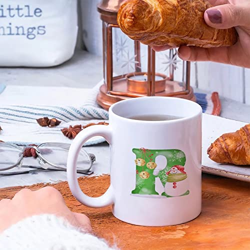 Keramikbecher mit Weihnachtsmotiv, grüner Buchstabe R, Schneemann, einfarbig, weiße Tasse, florales Alphabet-Stil, Mock-Up-Tasse, Mockup, Weihnachtstasse, Winterbecher, traditionelle