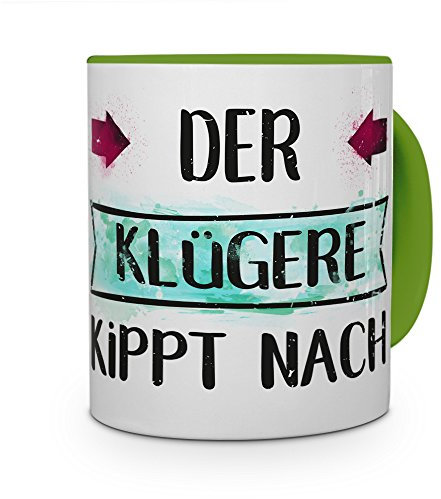 printplanet Tasse mit Spruch: Der Klügere kippt nach - Kaffeebecher, Mug, Becher, Kaffeetasse - Farbe Grün