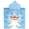com-four® Badeponcho mit Kapuze - Strandtuch mit Hai-Motiv - Kapuzenüberwurf für Strand, Schwimmhalle und Badezimmer - weiches Handtuch zum Überziehen (Poncho Hai)