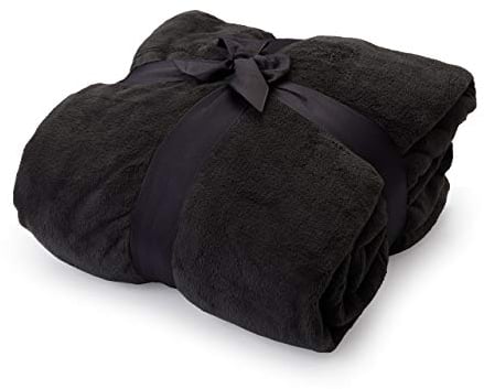 Lumaland Kuscheldecke 150x180cm mit Ärmeln & Fußtasche aus 100% Coral Fleece | Warme & atmungsaktive Sofadecke aus besonders weichen Fasern, inkl. Tasche für Handy oder Fernbedienung [Schwarz]