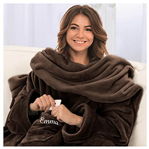 Kuscheldecke XL mit Ärmeln - Bestickt mit Namen oder Wunschtext - extra große Flauschige Ärmeldecke - gemütliche Wohndecke - personalisiertes Geschenk für Männer und Frauen 150 x 240 cm braun