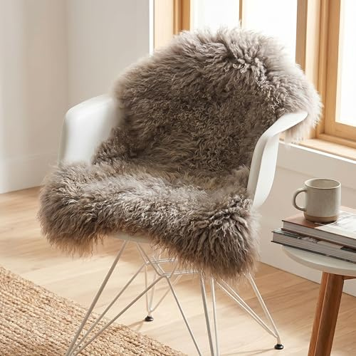 LIRA Deko Lammfell-Teppich 60×110 cm – echtes tibetisches Langhaar-Lammfell mit Lederrückseite, Fellteppich für Wohn- und Schlafzimmer, Taupe