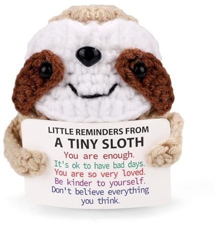 TOYMIS Inspirierendes Positives Häkelfaultier, 7cm Positives Faultier Handgefertigt Positive Häkeltiere Gestricktes Faultier mit Aufmunternder Karte Häkelpuppe Geschenk für Zuhause Dekoration