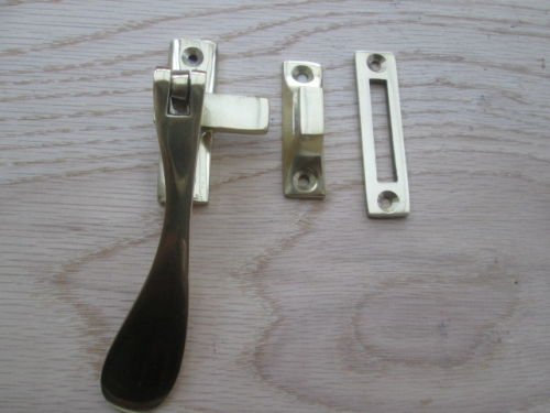 Ironmongery World - Fijador de ventana de estilo vintage victoriano (latón pulido, gancho y asa portátil)