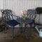 Lazy Susan London Rose Bistrotisch, rund, 60 cm, 2-Sitzer, wartungsfrei, stabil, wetterfest, Sandguss-Aluminium, Schiefer, April Stühle, Blaue Kissen
