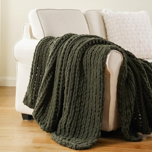 Battilo Chunky Knit Wurfdecke Zopfmuster Chenille Olivgrün | 127x152 cm, handgehäkeltes Zopfmuster mit Knoten, weiche Chenille, pflegeleicht & waschbar, für Sofa, Couch oder Bett