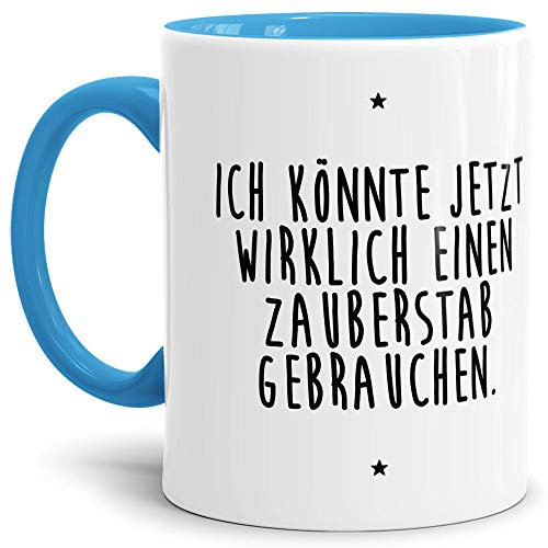 Tassendruck Lustige Tasse mit Spruch Ich brauche einen Zauberstab - Büro/Job/Arbeit/Witzig/Kaffee-Tasse/Geschenk-Idee/Innen & Henkel Hellblau
