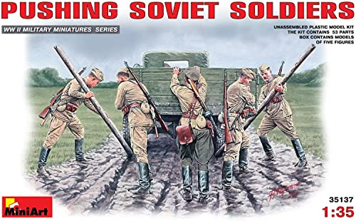 MiniArt 35137 - Pushing Soviet Soldiers