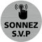 Pictogramme Sonnez S.V.P (Q0453). Autocollant souple effet alu brossé ou plaque de porte alu brossé ep 2mm au choix - Diamètre 76 mm - Adhésif aspect aluminium brossé - Adhésif aspect aluminium brossé