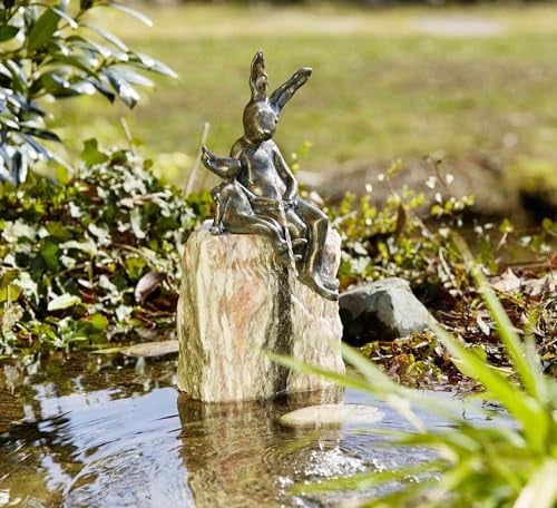 Brunnenfigur sitzendes Paar mit Wasserspeier auf Rosario Stein, Bronze, 40x20x17 cm, Handgefertigt, Gartendekoration