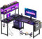 Coleshome Scrivania Gaming con LED e Prese, 115 × 80 cm Scrivania Gaming Angolare Reversibile con Scaffali Portaoggetti, Scrivania Angolare con Borsa Portaoggetti per Giocatori, Nero