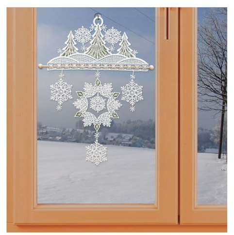 Fensterbild Winterwald mit silbernen Schneeflocken Windspiel aus Vogtländischer Spitze | Weihnachtsdeko mit Tannen weiß, Silber, grün | Höhe x Breite 33 x 23 cm | Spitzenbild inkl. Saughaken