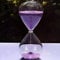Grand sablier coloré en verre tendance - Décoration d’intérieur ou cadeau de Noël et d'anniversaire, violet, 60 Minutes