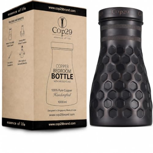 Cop29 Bouteille d'eau de chambre à coucher en nid d'abeille antique en cuivre Dolny faite à la main I Pichets avec couvercle I Carafe d'eau de chevet (couvercle lâche) - 1000 ml / 34 oz ...