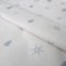 Stoff Meterware Weihnachten Winter Christmas Baumwolle - 1 Meter, Weihnachtsstoff, Weihnachtlich, Schnee, Deko (Schneeflocken Tannen Weiß)