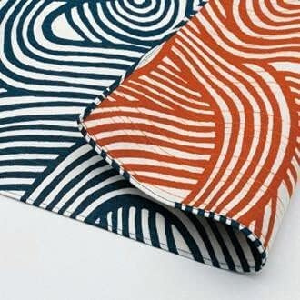 Traditioneller japanischer Stoff, großes Furoshiki-Wickeltuch, 103,9 x 103,9 cm, Baumwolle, 100 % wendbar, klassisches Isa Monyo-Muster, hergestellt in Japan (Knoten, Marineblau/Orange)