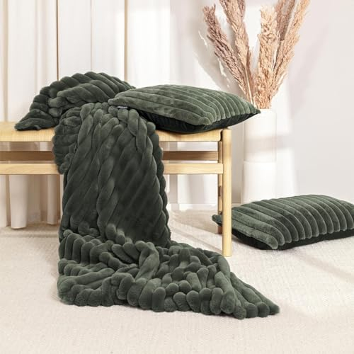 MAGMA Raya Tagesdecke, Kuscheldecke aus Fellimitat - 200x140cm, bis 30 Grad waschbar, aubergine