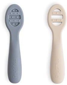 Mushie Cuillère D'apprentissage en Silicone | Lot De 2 Cuillères Pour Tout-Petits| Pour Bébé Pour Apprendre à Manger Seul | Lavable au Lave-Vaisselle | Tradewinds/Shifting Sand