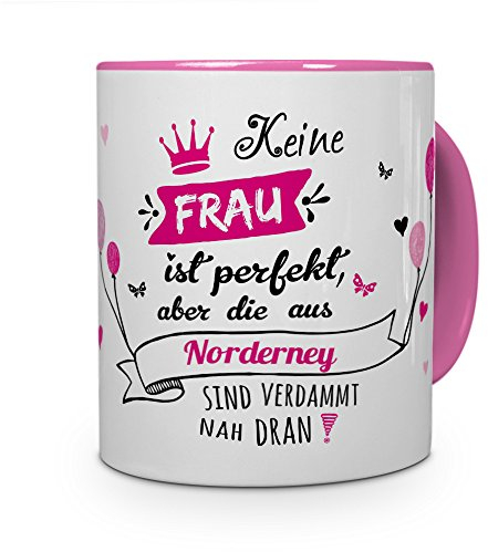 printplanet Tasse mit Stadt/Ort Norderney - Motiv Keine Frau ist Perfekt, Aber... -Städtetasse, Kaffeebecher, Mug, Becher, Kaffeetasse - Farbe Rosa