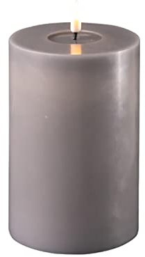 LED Kerze Deluxe Homeart, Indoor LED-Kerze mit realistischer Flamme auf einem Echtwachsspiegel, warmweißes Licht - Grau 10 x 15 cm