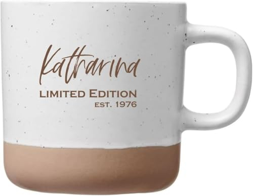 Geburtstag Tasse - Gravur von Jahr und Namen auf einer weißen Keramik Tasse mit 360ml Gravur (Gravur links vom Griff)