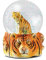 Water Globe - Tiger von Deluxebase. Tiger Schneekugel mit Harzfigur und geformter Basis. Tolle Wohndekoration, Ornamente und Geschenke.